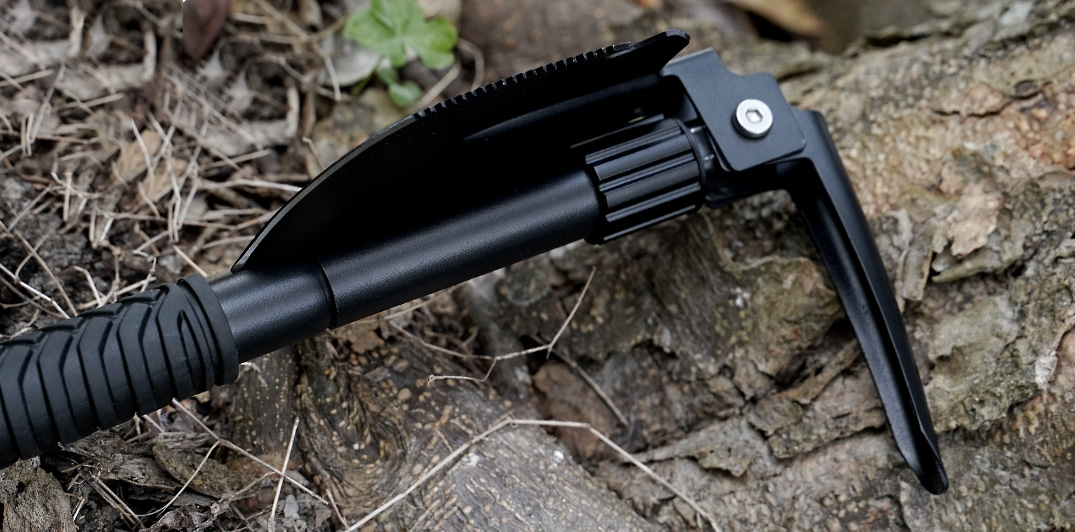 Entrenching Tool with Pickaxe